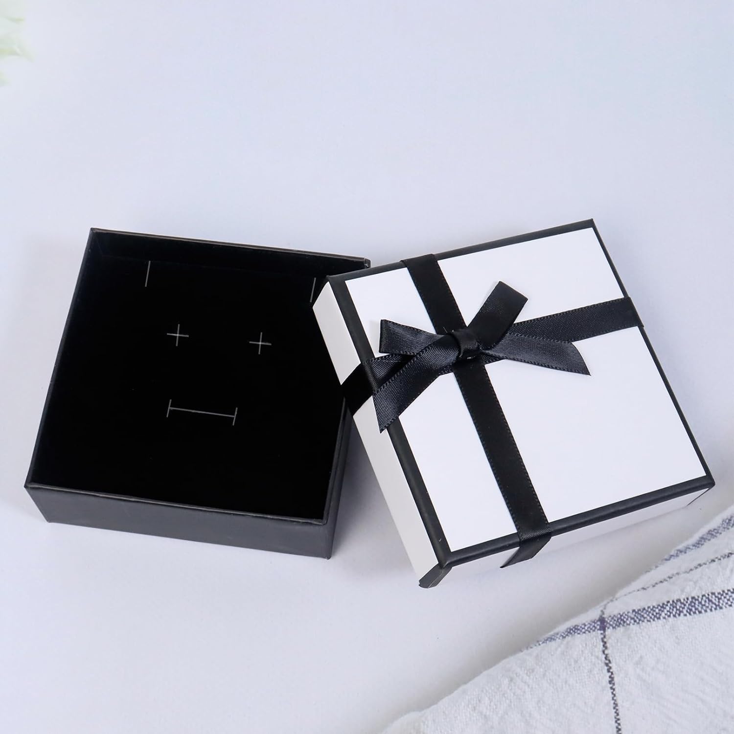 Small Gift Box with Lids, 9× 9× 3cm Bracelet Necklace Gift Box Jewelry Gift Boxes with Lids for Birthday Mother’s Day Valentine’s Day, White