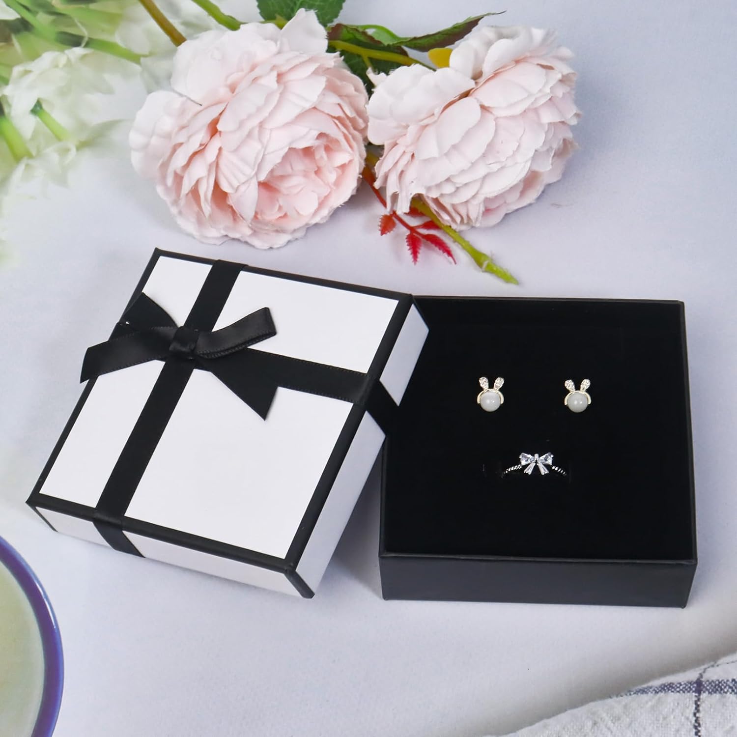 Small Gift Box with Lids, 9× 9× 3cm Bracelet Necklace Gift Box Jewelry Gift Boxes with Lids for Birthday Mother’s Day Valentine’s Day, White