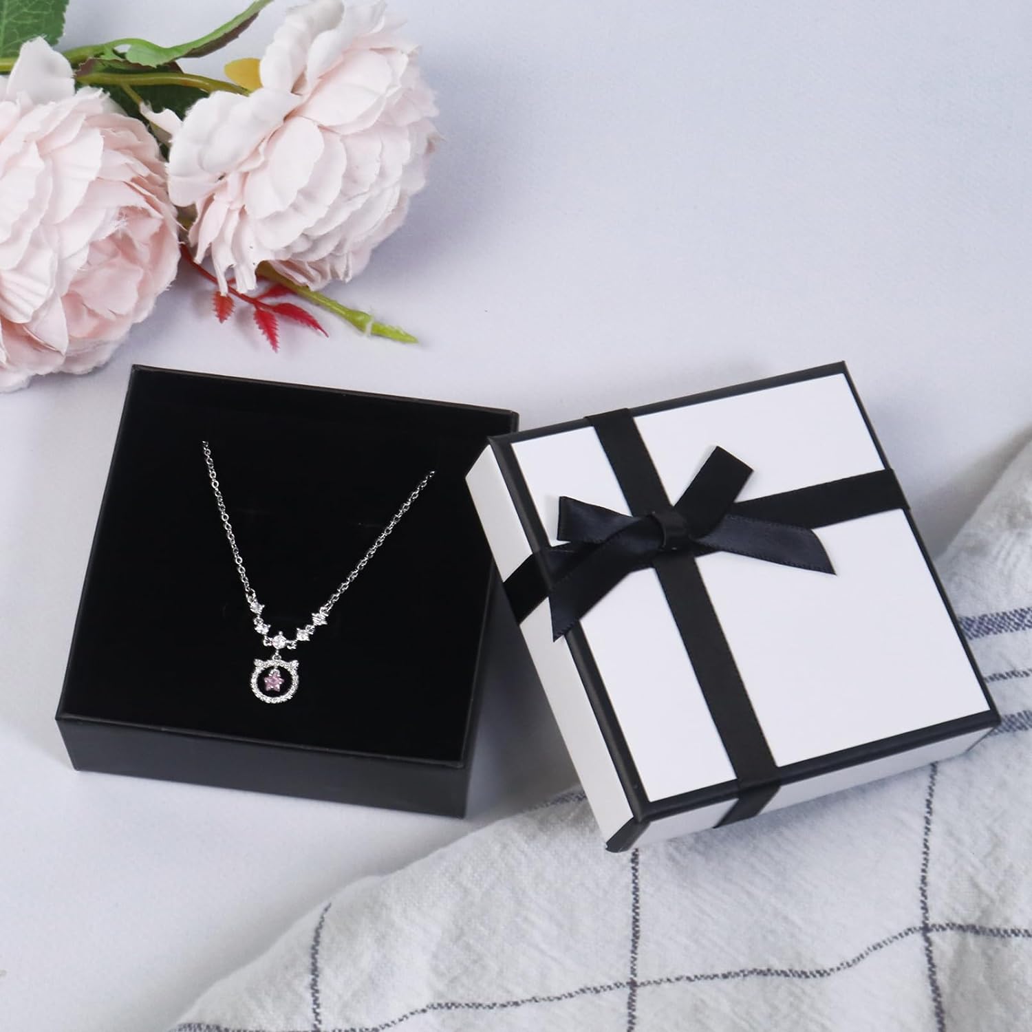 Small Gift Box with Lids, 9× 9× 3cm Bracelet Necklace Gift Box Jewelry Gift Boxes with Lids for Birthday Mother’s Day Valentine’s Day, White